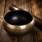 Eine Klangschale kann das Meditationserlebnis intensivieren.