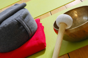 Meditationsutensilien können helfen.