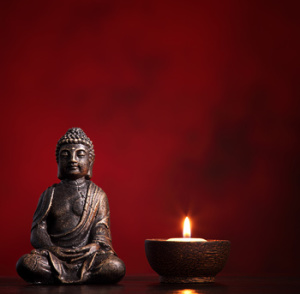 Eine Kerze oder eine kleine Buddhastatue sind hervorragende Mediationsobjekte.